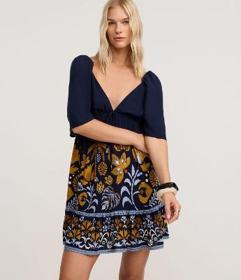 Vestido Evasê Curto em Viscose com Estampa Folhagem