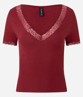 Blusa em Ribana com Decote V e Detalhe em Renda