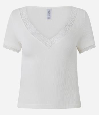 Blusa em Ribana com Decote V e Detalhe em Renda