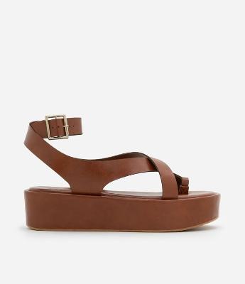 Sandália Flatform Assimétrica com Bico Redondo e Dedeira