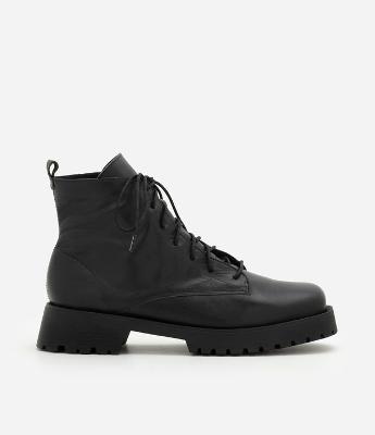 Bota Coturno em Couro com Bico Quadrado e Cadarço