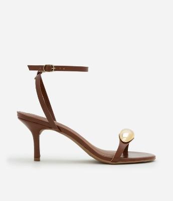 Sandália de Bico Redondo com Detalhes em Bold