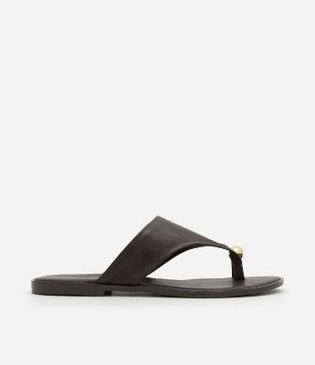 Sandália Rasteira em Couro com Dedeira e Detalhe Bold