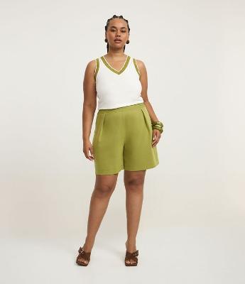 Bermuda Alfaiatada com Fivelas no Cós Curve & Plus Size