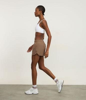 Short Runner Tecnológico com Detalhes Contrastantes