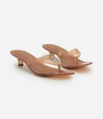 Sandália de Dedo em Jelly com Salto Médio e Transparência