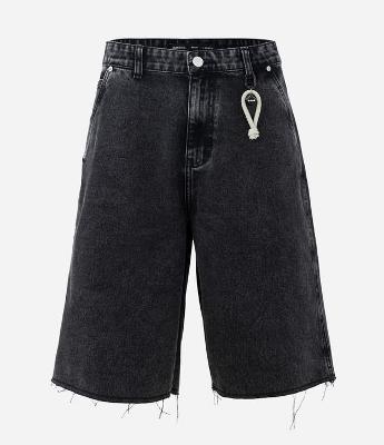 Bermuda Baggy em Jeans com Barra Desfiada e Detalhe com Cordão