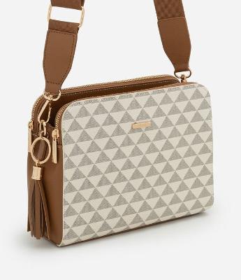 Bolsa Transversal Média com Alça Longa e Estampa Triângulos