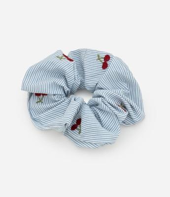 Scrunchie com Listras e Bordado de Cereja