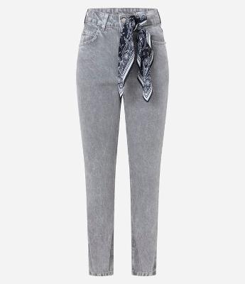 Calça Mom Comfort Cintura Alta em Jeans com Cinto Lenço Paisley