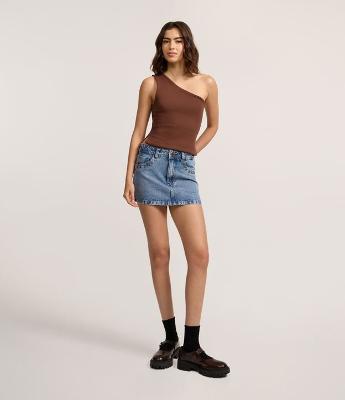 Saia Curta Cintura Média em Jeans com Tachas Metalizadas