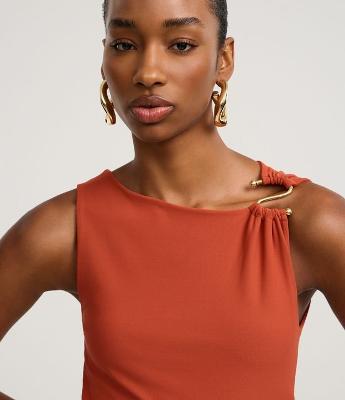 Blusa em Crepe com Decote Redondo e Aviamento na Alça