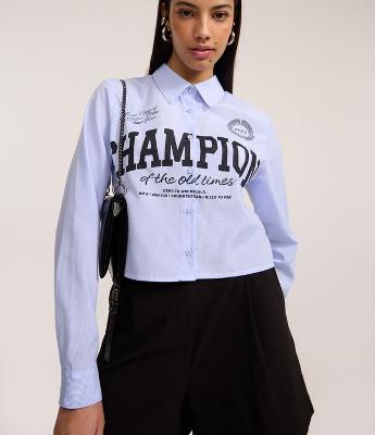 Camisa Cropped Listrada em Tricoline com Estampa Champion