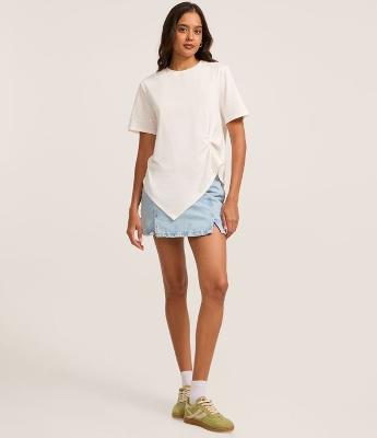 Camiseta em Algodão com Barra Assimétrica e Torção Lateral