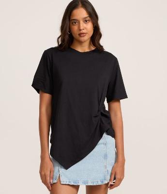 Camiseta em Algodão com Barra Assimétrica e Torção Lateral