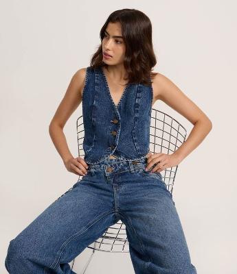 Colete em Jeans com Amarração e Barra Arredondada