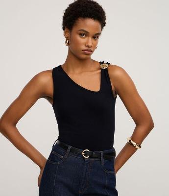 Blusa em Ribana com Decote Assimétrico e Aviamento