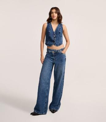 Calça Wide Leg em Jeans com Cintura Média e Cós Transpassado