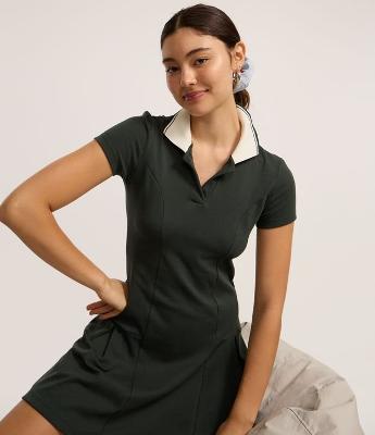 Vestido Curto em Ribana com Gola Polo Contrastante