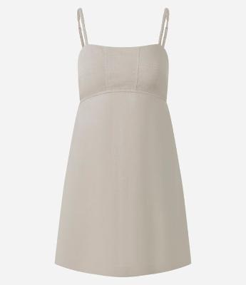 Vestido Curto de Alcinha Trançada com Detalhe no Busto