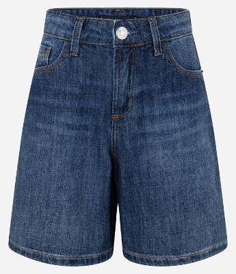 Bermuda em Jeans com Passantes no Cós e Bolsos