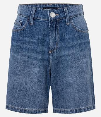 Bermuda em Jeans com Passantes no Cós e Bolsos