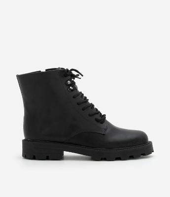 Bota Cano Curto em PU com Sola Tratorada