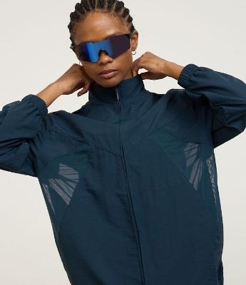 Jaqueta Corta Vendo Esportiva com Gola Alta e Recortes de Tule