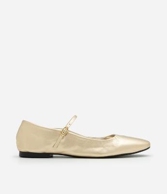 Sapatilha em Couro com Bico Redondo e Sola Contrastante