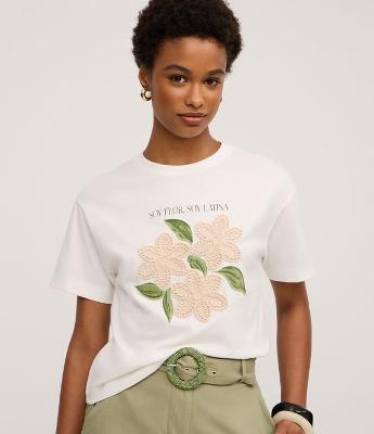 Camiseta com Estampa Floral e Bordado nas Flores