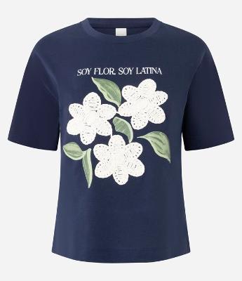 Camiseta com Estampa Floral e Bordado nas Flores
