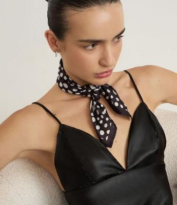 Lenço Triangular em Cetim com Estampa Poa