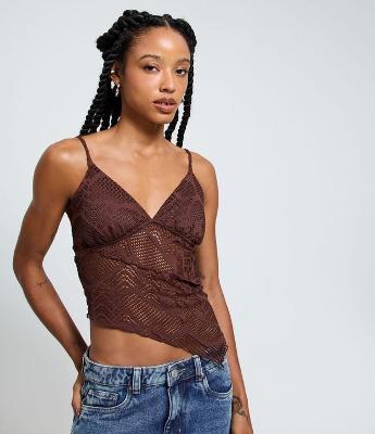 Blusa em Renda Texturizada com Alças Finas e Barra Assimétrica
