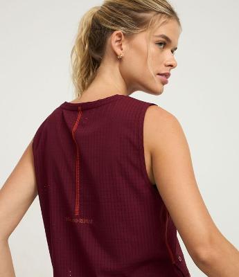 Regata Esportiva em Microfibra com Textura de Furinhos