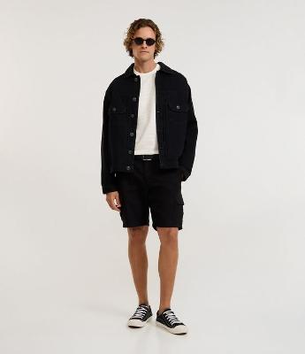 Bermuda Cargo em Sarja com Bolsos Laterais Utilitários