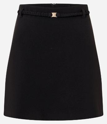 Saia Curta em Crepe com Cinto e Fivela em Metal