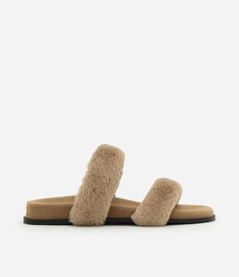 Rasteira Com Tiras de Pelos e Solado Acolchoado