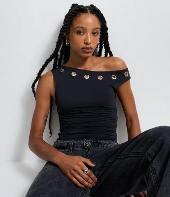 Blusa Ombro a Ombro com Ilhós Metálicos