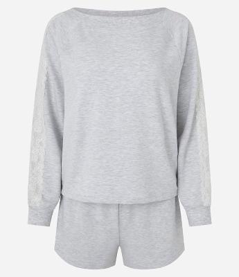 Pijama com Blusa Longa e Short Curto Detalhado em Renda