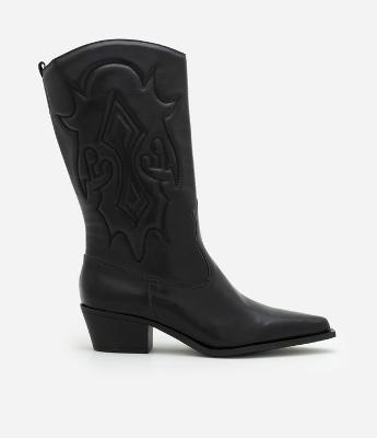 Bota Cano Médio com Detalhe Bordado