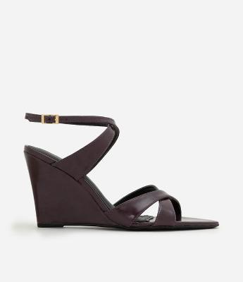 Sandália Anabela em Material Sintético com Tiras Cruzadas