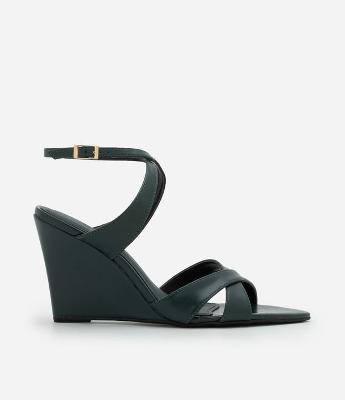 Sandália Anabela em Material Sintético com Tiras Cruzadas