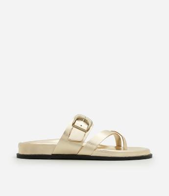Rasteira em Material Sintético com Dedeira e Detalhe de Maxi Fivela