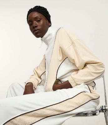 Jaqueta Esportiva em Modal com Gola Alta e Frisos Contrastantes