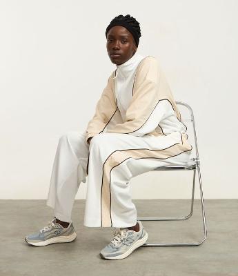 Calça Esportiva em Modal com Friso Contrastante