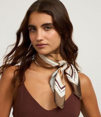 Lenço Acetinado com Estampa Solar e Viés Contrastantes