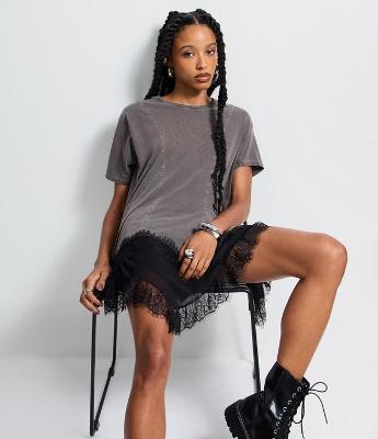 Camiseta Estonada em Algodão com Recortes e Barra de Renda