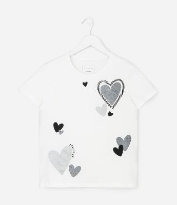 Camiseta Infantil Slim com Estampa de Corações com Glitter– Tam 5 a 14 Anos