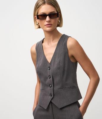 Colete Alfaiataria com Decote em V e Abotoamento Frontal