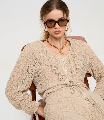 Blusa Bata em Renda Texturizada com Babados no Decote